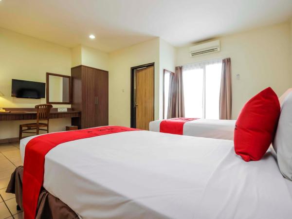 RedDoorz Plus near GBK Senayan : photo 5 de la chambre chambre lits jumeaux