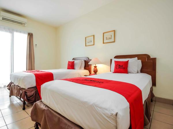 RedDoorz Plus near GBK Senayan : photo 1 de la chambre chambre lits jumeaux