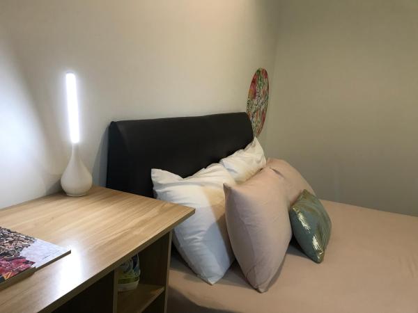 Check In Lodge : photo 3 de la chambre chambre lit queen-size avec salle de bains commune et fenêtre