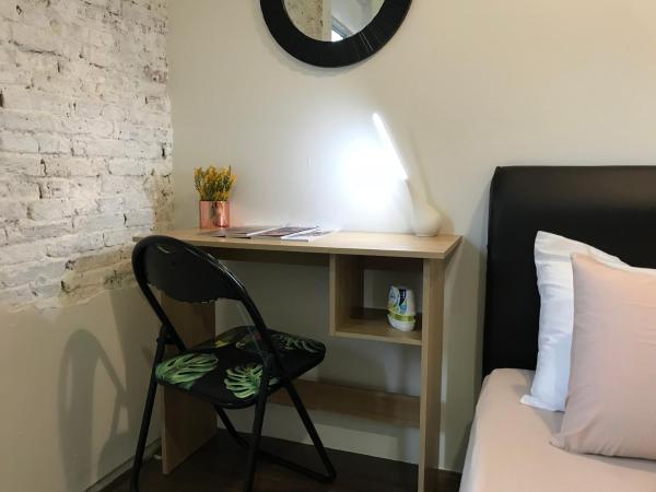 Check In Lodge : photo 4 de la chambre chambre lit queen-size avec salle de bains commune et fenêtre