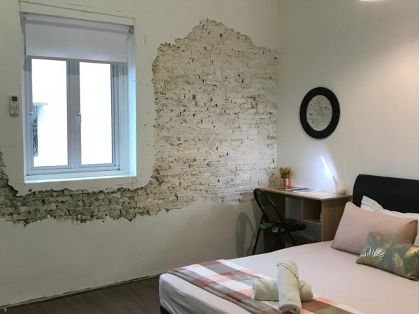 Check In Lodge : photo 6 de la chambre chambre lit queen-size avec salle de bains commune et fenêtre