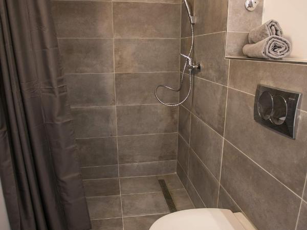 Apartments A7 : photo 7 de la chambre chambre double avec salle de bains privative