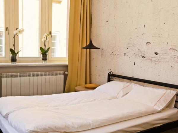 Sleep in Hostel & Apartments Stary Rynek : photo 2 de la chambre chambre double avec salle de bains commune