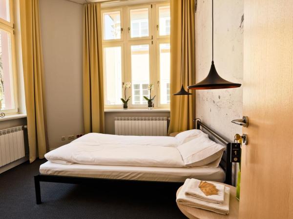 Sleep in Hostel & Apartments Stary Rynek : photo 3 de la chambre chambre double avec salle de bains commune