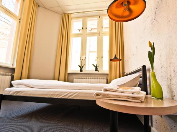 Sleep in Hostel & Apartments Stary Rynek : photo 6 de la chambre chambre double avec salle de bains commune
