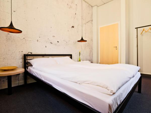 Sleep in Hostel & Apartments Stary Rynek : photo 7 de la chambre chambre double avec salle de bains commune