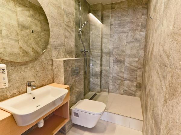 Sleep in Hostel & Apartments Stary Rynek : photo 9 de la chambre chambre triple avec salle de bains commune