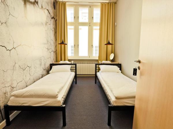 Sleep in Hostel & Apartments Stary Rynek : photo 9 de la chambre chambre lits jumeaux avec salle de bains commune