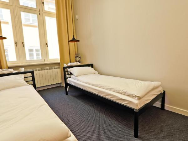 Sleep in Hostel & Apartments Stary Rynek : photo 4 de la chambre chambre lits jumeaux avec salle de bains commune