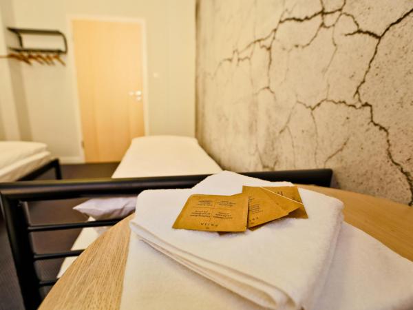 Sleep in Hostel & Apartments Stary Rynek : photo 8 de la chambre chambre lits jumeaux avec salle de bains commune