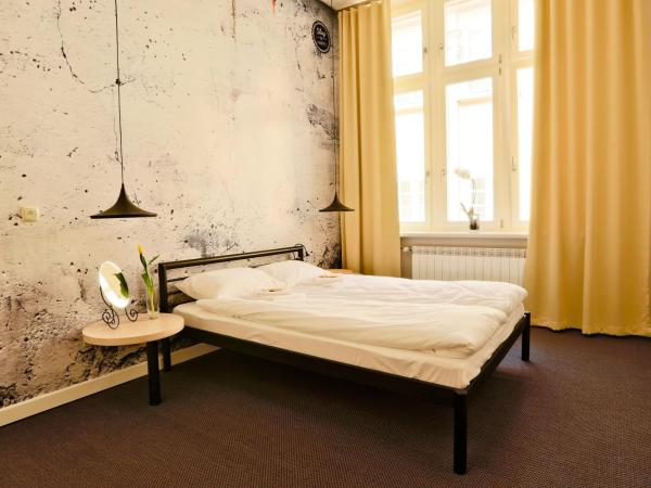 Sleep in Hostel & Apartments Stary Rynek : photo 9 de la chambre chambre double avec salle de bains commune