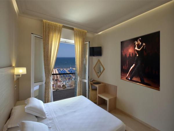 Hotel Ghirlandina : photo 1 de la chambre classic double or twin room with  lateral sea view