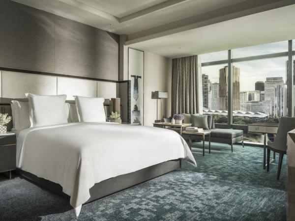Four Seasons Hotel Kuala Lumpur : photo 5 de la chambre chambre king avec vue sur le parc