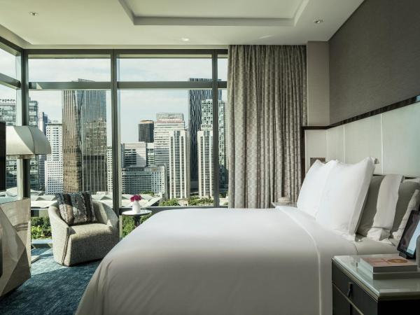 Four Seasons Hotel Kuala Lumpur : photo 3 de la chambre suite junior avec lit king-size et vue sur parc