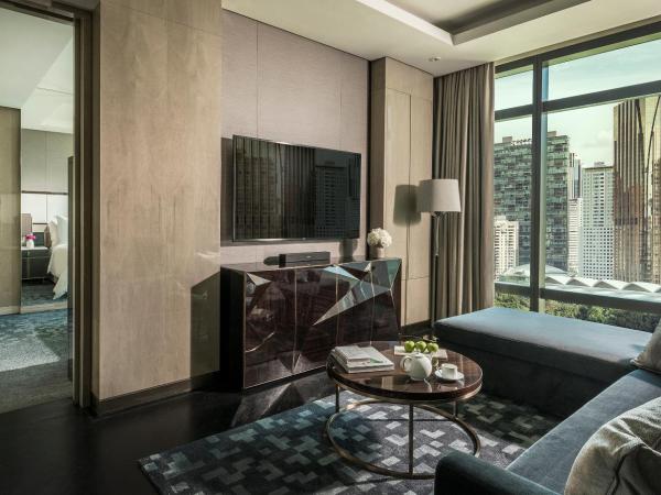 Four Seasons Hotel Kuala Lumpur : photo 1 de la chambre suite junior avec lit king-size et vue sur parc