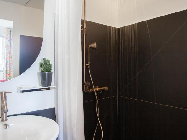 Maison Du Collectionneur : photo 6 de la chambre chambre double deluxe avec baignoire