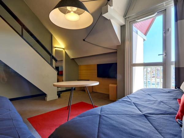 ibis Deauville Centre : photo 1 de la chambre chambre en duplex avec 1 lit double et 2 lits simples et avec balcon