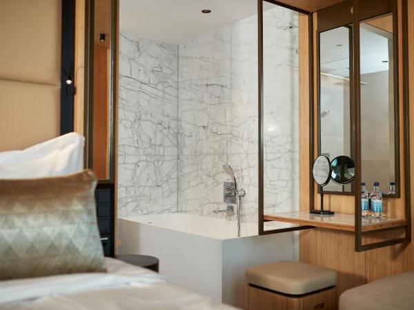 Hotel Jakarta Amsterdam : photo 5 de la chambre suite junior avec baignoire et douche