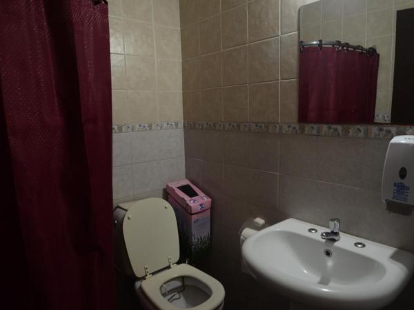 Hostal Namaste : photo 2 de la chambre chambre lits jumeaux avec salle de bains privative séparée