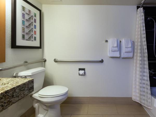 Hyatt House Houston Galleria : photo 3 de la chambre studio with two double beds and accessible tub - disability access