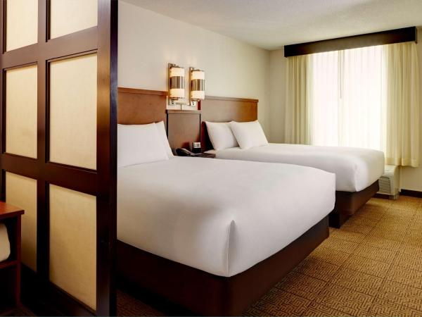 Hyatt Place Salt Lake City Downtown / The Gateway : photo 1 de la chambre queen room with two queen beds, sofa bed and accessible tub