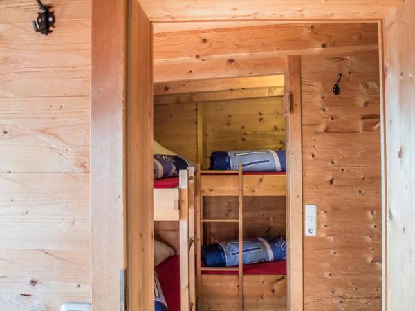 Hocheckhuette On Top of the Kitzbuehel Hahnenkamm Mountain : photo 8 de la chambre zimmer 11 - quadruple room with shared bathroom