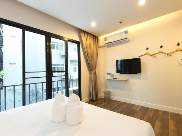 Metro hotel : photo 2 de la chambre chambre lit king-size avec balcon