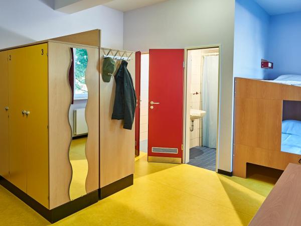 Jugendherberge Frankfurt - Haus der Jugend : photo 2 de la chambre lit dans dortoir pour hommes de 4/6 lits avec douche et toilettes