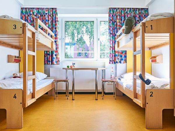 Jugendherberge Frankfurt - Haus der Jugend : photo 2 de la chambre chambre familiale avec salle de bains