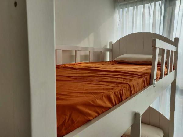 SkyBed Over The Sky Hostel @Regalia Suites & Residences KL : photo 1 de la chambre lit superposé dans dortoir mixte