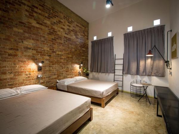 The Brownstone Hostel & Space : photo 1 de la chambre chambre quadruple avec salle de bains commune