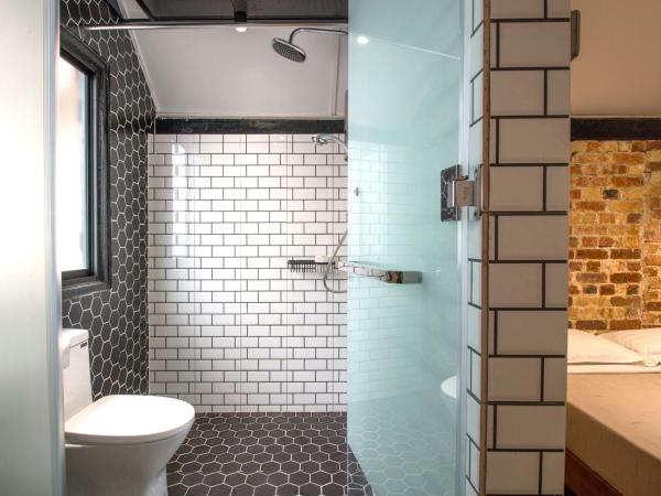 The Brownstone Hostel & Space : photo 4 de la chambre chambre lit queen-size deluxe