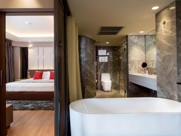 Ramada Plaza by Wyndham Bangkok Menam Riverside : photo 4 de la chambre suite lit king-size premier - vue sur rivière