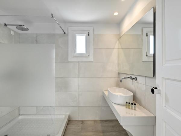 Hotel Alkyon : photo 3 de la chambre chambre double ou lits jumeaux avec lit d'appoint - vue sur mer