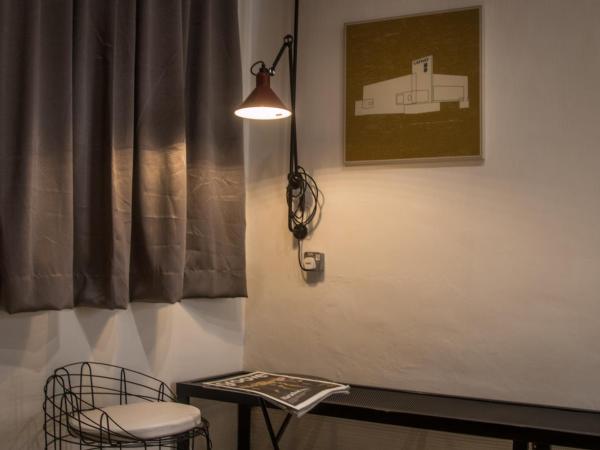 The Brownstone Hostel & Space : photo 3 de la chambre chambre quadruple avec salle de bains commune