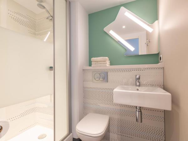 ibis budget Rennes Rte Lorient : photo 5 de la chambre chambre avec 1 lit double et 1 lit escamotable