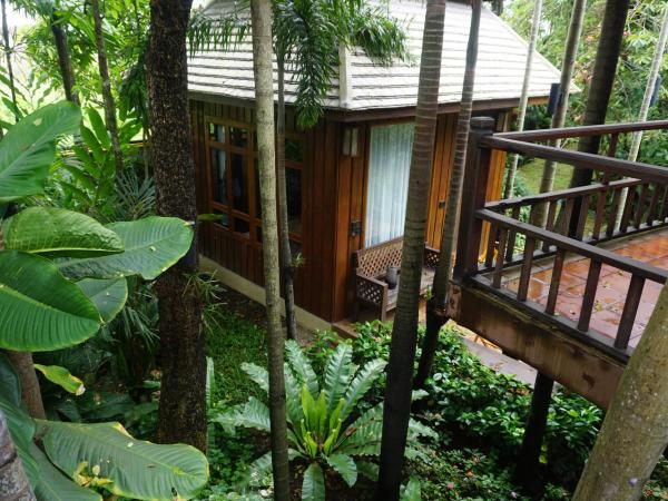 Baansuwanburi - บ้านสุวรรณบุรี : photo 9 de la chambre chambre lit king-size - vue sur Étang et jardin