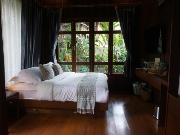 Baansuwanburi : photo 10 de la chambre chambre lit king-size - vue sur Étang et jardin