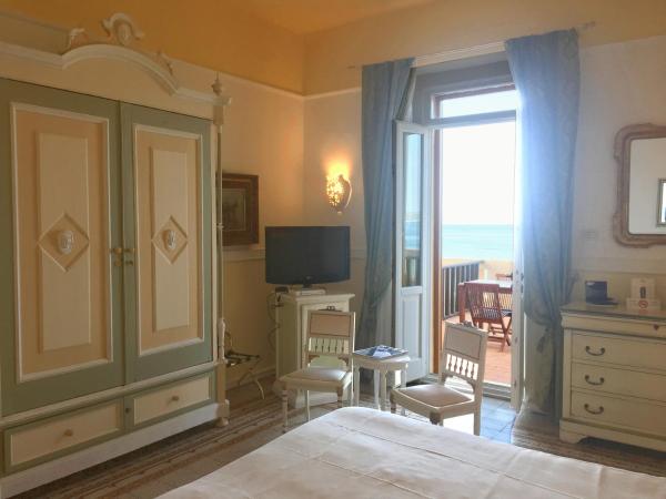 Villa Las Tronas Hotel & SPA : photo 1 de la chambre chambre double avec balcon - vue sur mer