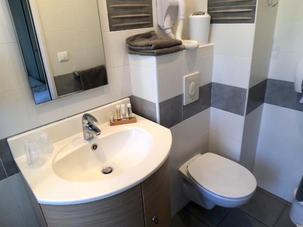 Hôtel Méditerranée : photo 7 de la chambre chambre double - vue sur mer et colline