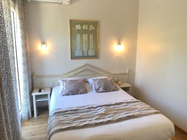Hôtel Méditerranée : photo 3 de la chambre chambre double - vue sur mer et colline