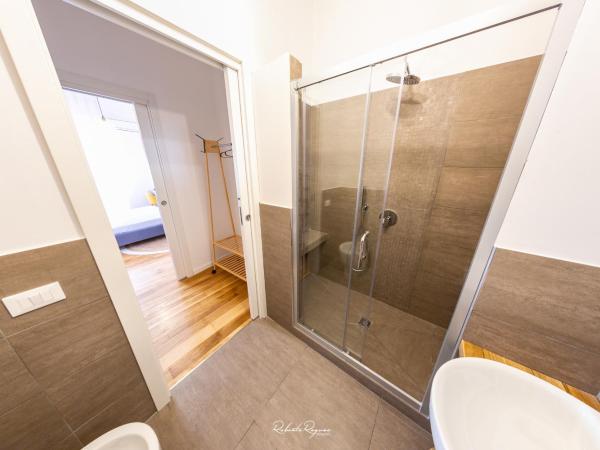 Via Roma 315 Bed and Breakfast : photo 1 de la chambre chambre double avec salle de bains privative