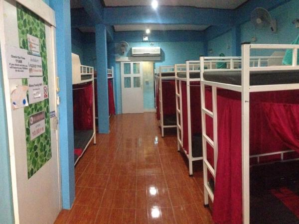 Rehab Hostel : photo 1 de la chambre lit superposé dans dortoir mixte