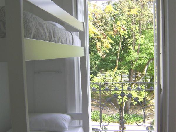 WW Hostel & Suites : photo 1 de la chambre lit dans dortoir de 4 lits avec salle de bains commune