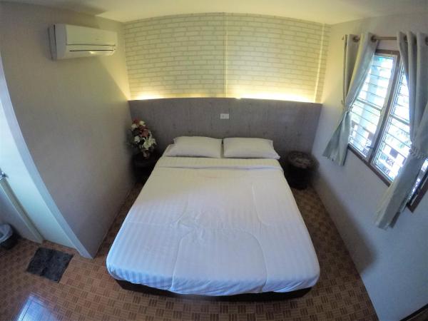 T & T Hostel Kanchanaburi : photo 2 de la chambre chambre double standard