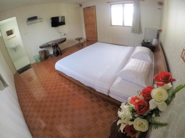 T & T Hostel Kanchanaburi : photo 4 de la chambre chambre lit king-size standard