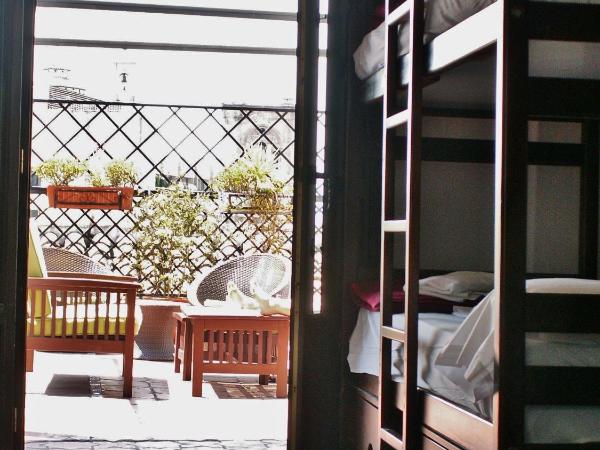 Oasis Backpackers' Hostel Granada : photo 5 de la chambre lit dans dortoir mixte de 8 lits 