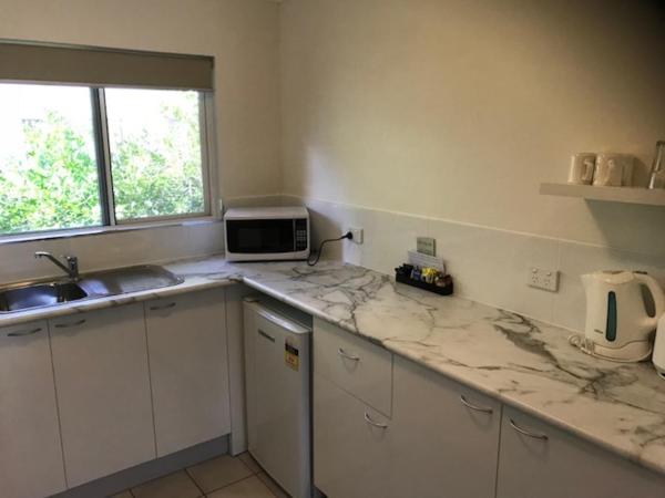 Lazy Lizard Motor Inn : photo 1 de la chambre studio lit queen-size