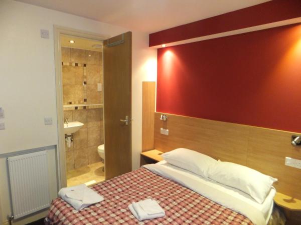Carlton Hotel : photo 5 de la chambre chambre familiale avec douche et toilettes privatives