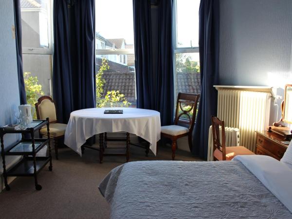 The Elms Guest House Bristol : photo 6 de la chambre chambre lits jumeaux spacieuse